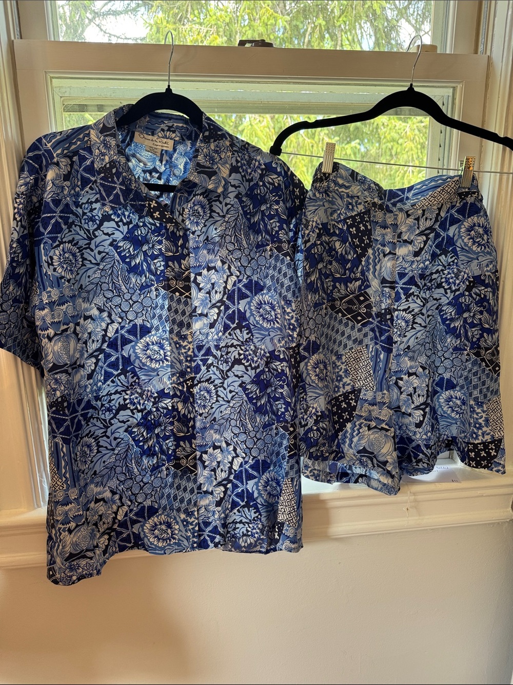 Oscar de la Renta 100% Silk Bermuda Shorts and blouse set